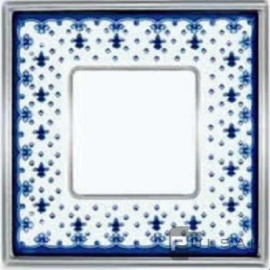 Рамка
Vintage Porcelain,  1 пост,   цвет - хром блестящий (bright chrome), голубая лилия,  вертикальная,  горизонтальная,  металл,  фарфор / керамика,  FD01341AZCB,  FEDE
 - PULSAL.RU
